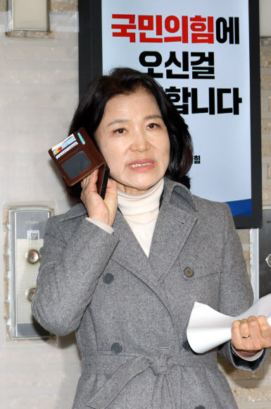 국민의힘 공천관리위원회 결정에 따라 대구시장 경선에서 컷오프된 이진숙 전 방송통신위원장이 24일 서울 영등포구 여의도 국민의힘 중앙당사에서 경선 결과에 대한 입장을 밝히기에 앞서 통화하고 있다. 2026.3.24 연합뉴스