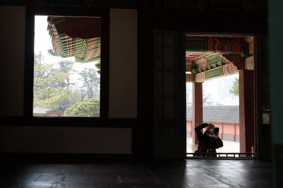 24일 서울 종로구 창덕궁에서 관람객이 내부를 들여다 보고 있다. 창덕궁 전각의 창호를 개방하는 ‘창덕궁 빛·바람 들이기’ 행사는 오는 4월 5일까지 진행한다. 2026.3.24  연합뉴스