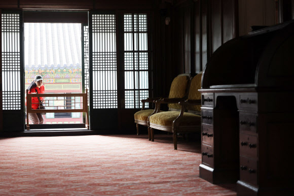 24일 서울 종로구 창덕궁에서 관람객들이 내부를 들여다보고 있다. 창덕궁 전각의 창호를 개방하는 ‘창덕궁 빛·바람 들이기’ 행사는 오는 4월 5일까지 진행한다. 2026.3.24  연합뉴스