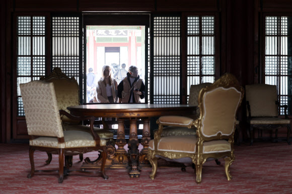 24일 서울 종로구 창덕궁에서 관람객들이 내부를 들여다보고 있다. 창덕궁 전각의 창호를 개방하는 ‘창덕궁 빛·바람 들이기’ 행사는 오는 4월 5일까지 진행한다. 2026.3.24  연합뉴스