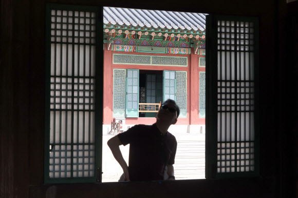 24일 서울 종로구 창덕궁에서 관람객이 내부를 들여다보고 있다. 창덕궁 전각의 창호를 개방하는 ‘창덕궁 빛·바람 들이기’ 행사는 오는 4월 5일까지 진행한다. 2026.3.24  연합뉴스