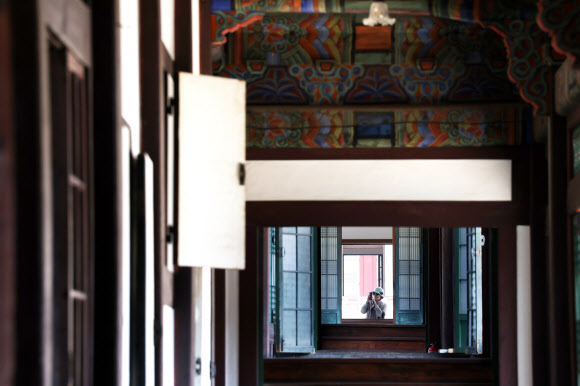 24일 서울 종로구 창덕궁에서 관람객이 내부를 들여다보고 있다. 창덕궁 전각의 창호를 개방하는 ‘창덕궁 빛·바람 들이기’ 행사는 오는 4월 5일까지 진행한다. 2026.3.24  연합뉴스