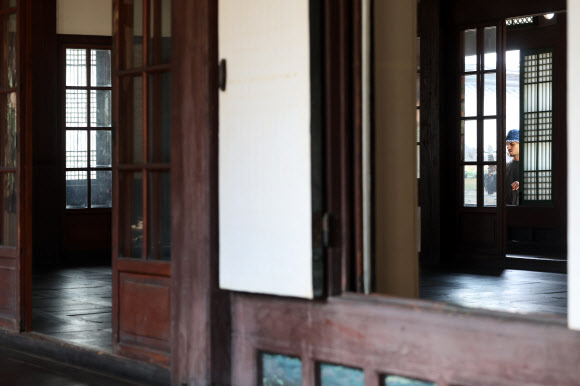 24일 서울 종로구 창덕궁에서 관람객들이 내부를 들여다보고 있다. 창덕궁 전각의 창호를 개방하는 ‘창덕궁 빛·바람 들이기’ 행사는 오는 4월 5일까지 진행한다. 2026.3.24  연합뉴스