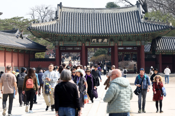 관람객들이 24일 서울 종로구 창덕궁을 거닐고 있다. 2026.3.24  연합뉴스