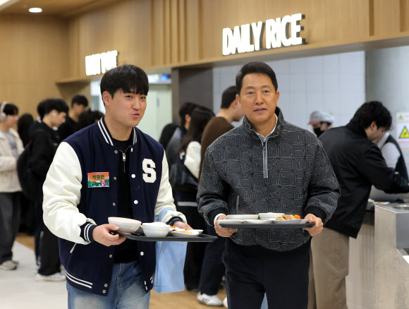 오세훈 서울시장이 24일 청년정책 꿀팁버스 행사가 열린 서울 동작구 숭실대학교 학생회관 식당에서 배식을 받고 있다. 2026.3.24 연합뉴스