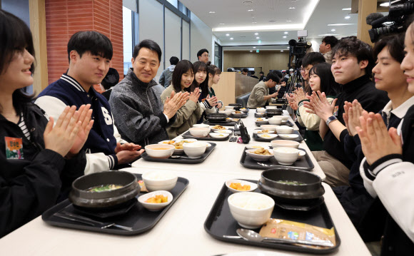 오세훈 서울시장이 24일 청년정책 꿀팁버스 행사가 열린 서울 동작구 숭실대학교 학생회관 식당에서 학생들과 점심을 먹으며 대화를 나누고 있다. 2026.3.24 연합뉴스