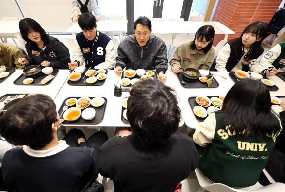 오세훈 서울시장이 24일 청년정책 꿀팁버스 행사가 열린 서울 동작구 숭실대학교 학생회관 식당에서 학생들과 점심을 먹으며 대화를 나누고 있다. 2026.3.24 연합뉴스