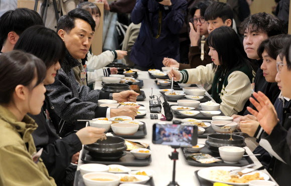 오세훈 서울시장이 24일 청년정책 꿀팁버스 행사가 열린 서울 동작구 숭실대학교 학생회관 식당에서 학생들과 점심을 먹으며 대화를 나누고 있다. 2026.3.24 연합뉴스
