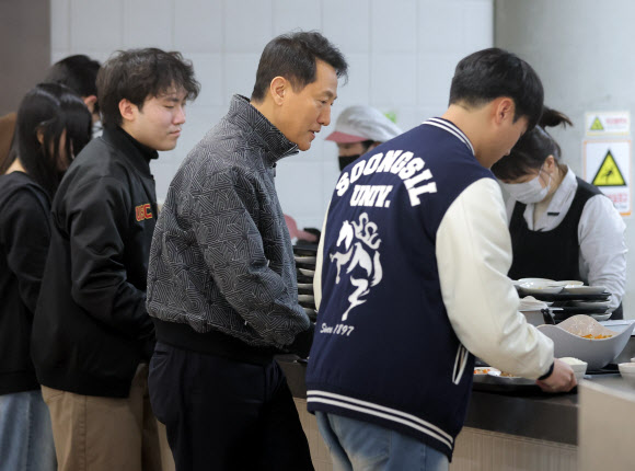 오세훈 서울시장이 24일 청년정책 꿀팁버스 행사가 열린 서울 동작구 숭실대학교 학생회관 식당에서 배식을 받고 있다. 2026.3.24 연합뉴스