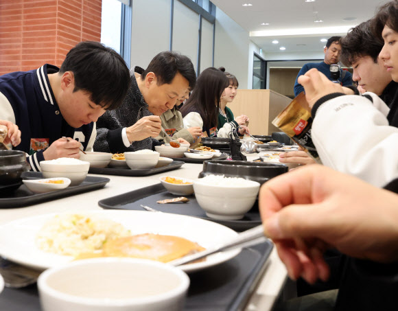 오세훈 서울시장이 24일 청년정책 꿀팁버스 행사가 열린 서울 동작구 숭실대학교 학생회관 식당에서 학생들과 점심을 먹고 있다. 2026.3.24 연합뉴스