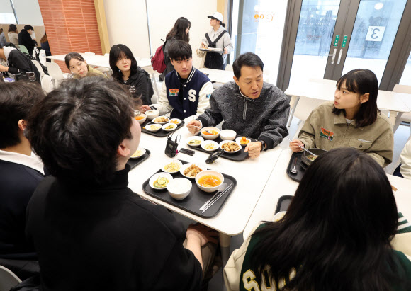 오세훈 서울시장이 24일 청년정책 꿀팁버스 행사가 열린 서울 동작구 숭실대학교 학생회관 식당에서 학생들과 점심을 먹으며 대화를 나누고 있다. 2026.3.24 연합뉴스