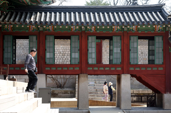 24일 서울 종로구 창덕궁에서 관람객들이 대조전 권역을 둘러보고 있다. 창덕궁 전각의 창호를 개방하는 ‘창덕궁 빛·바람 들이기’ 행사는 오는 4월 5일까지 진행한다. 2026.3.24  연합뉴스