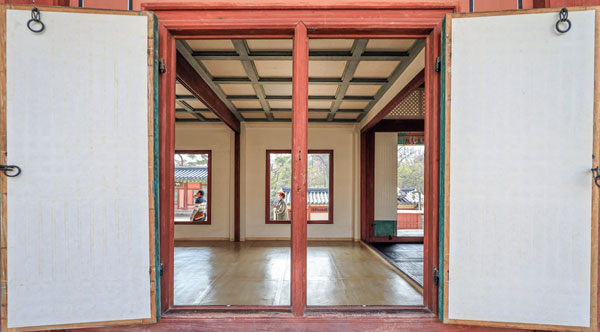 24일 서울 종로구 창덕궁을 찾은 관광객들이 창덕궁을 관람하고 있다. 국가유산청은 이날부터 4월 5일까지 ‘창덕궁 빛·바람 들이기’ 행사를 운영한다고 밝혔다. 이번 행사 기간에는 희정당, 대조전, 낙선재, 궐내각사 등 주요 전각의 창호를 한층 넓게 개방한다. 행사는 궁궐 건물의 창과 문을 개방해 자연의 빛과 공기가 내부로 순환되도록 하는 관리 과정의 일환으로, 문화유산 보존과 관람 경험을 동시에 제공하기 위해 기획됐다. 2026.3.24 뉴스1