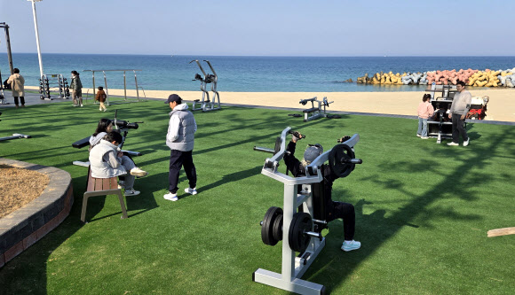 24일 강원 강릉시 사근진해변의 ‘오션 짐’에서 주민과 관광객들이 바다를 보며 운동하고 있다. 2026.3.24  연합뉴스