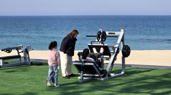 24일 강원 강릉시 사근진해변의 ‘오션 짐’에서 주민과 관광객들이 바다를 보며 운동하고 있다. 2026.3.24  연합뉴스