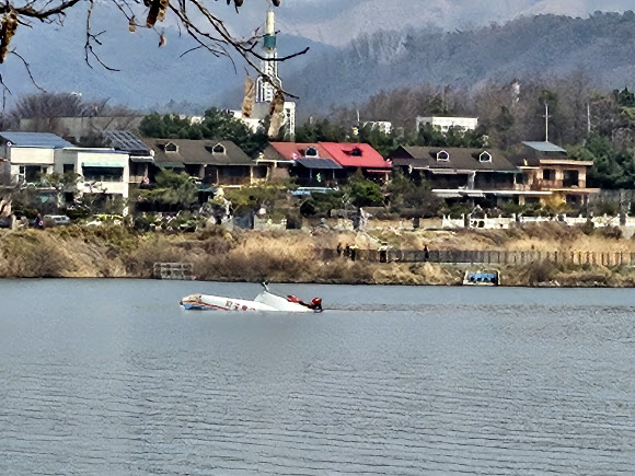 24일 충남 천안시 서북구 입장면의 한 저수지에 산불 진화를 위해 물을 담던 진화헬기가 추락해 있다. 2026.3.24. 천안시 제공