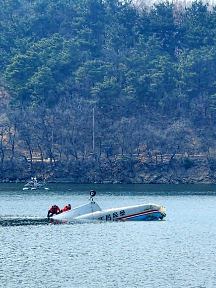 24일 충남 천안시 서북구 입장면의 한 저수지에 산불 진화를 위해 물을 담던 진화 헬기가 추락해 있다. 2026.3.24. 천안시 제공