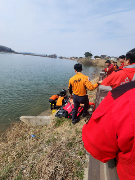 24일 충남 천안시 서북구 입장면의 한 저수지에 산불 진화를 위해 물을 담던 진화 헬기가 추락했다. 사진은 탑승자 구조 모습. 2026.3.24. 천안시 제공
