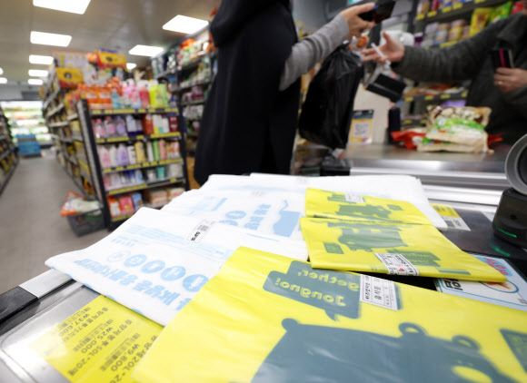 중동 상황에 따른 비닐과 플라스틱 원료가 되는 나프타 등 석유화학 제품 수급에 비상이 걸린 가운데 종량제봉투를 판매하는 종량제닷컴은 홈페이지를 통해 종량제봉투 제작 및 수급, 입고 일정이 원할하지 못한 상황이라고 밝혔다. 사진은 24일 서울시내 한 마트에 판매중인 다양한 크기의 종량제봉투. 2026.3.24 연합뉴스