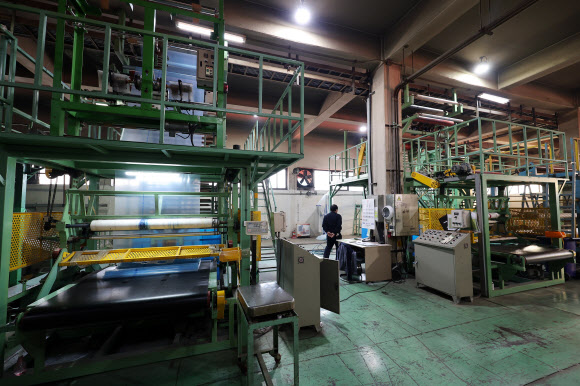 24일 경기 안산시의 한 플라스틱 필름 제조 공장에서 중동 사태에 따른 폴리에틸렌 수급 불안 영향으로 소폭의 농업용 필름을 제작하는 압출기의 일부 가동이 중단, 1대만이 가동되고 있다.  중동 정세 불안에 따른 나프타 도입 차질로 국내 석유화학 업체들이 감산에 나서면서 국내 플라스틱 가공업체들이 어려움에 처했다. 2026.3.24 4연합뉴스