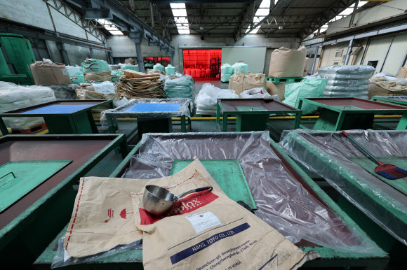 중동 정세 불안에 따른 나프타 도입 차질로 국내 석유화학 업체들이 감산에 나서면서 국내 플라스틱 가공업체들이 어려움에 처한 가운데 24일 경기 안산시의 한 플라스틱 필름 제조 공장 내 폴리에틸렌 등 원료가 쌓여 있어야 할 원료창고가 듬성듬성 비어있다. 2026.3.24 연합뉴스