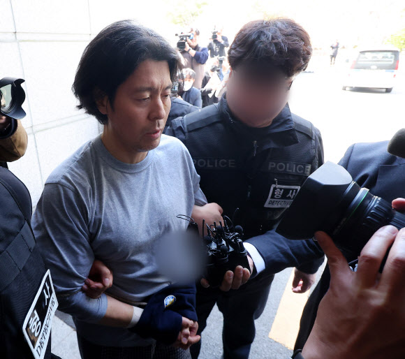 전직 동료인 항공사 기장을 살해한 혐의로 구속된 피의자 김동환(49)씨의 신상이 공개됐다. 부산경찰청은 이날 신상정보공개심의위원회를 개최해 피의자의 신상정보(이름, 나이, 사진)를 공개하기로 결정했다. 사진은 김씨가 지난 20일 구속 전 피의자 심문(영장실질심사)에 출석하는 모습. 2026.3.24  연합뉴스