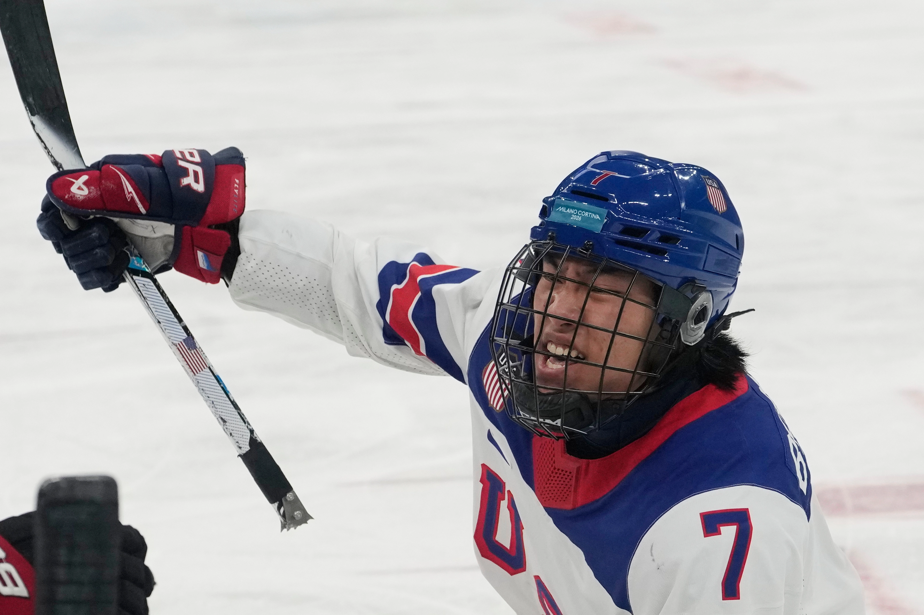 2026년 3월 15일 이탈리아 밀라노에서 열린 ‘2026 밀라노·코르티나담페초 동계패럴림픽’ 미국과 캐나다의 금메달 아이스하키 경기에서 미국의 케이든 비즐리가 팀의 두 번째 골을 넣은 후 기뻐하고 있다. AP연합뉴스