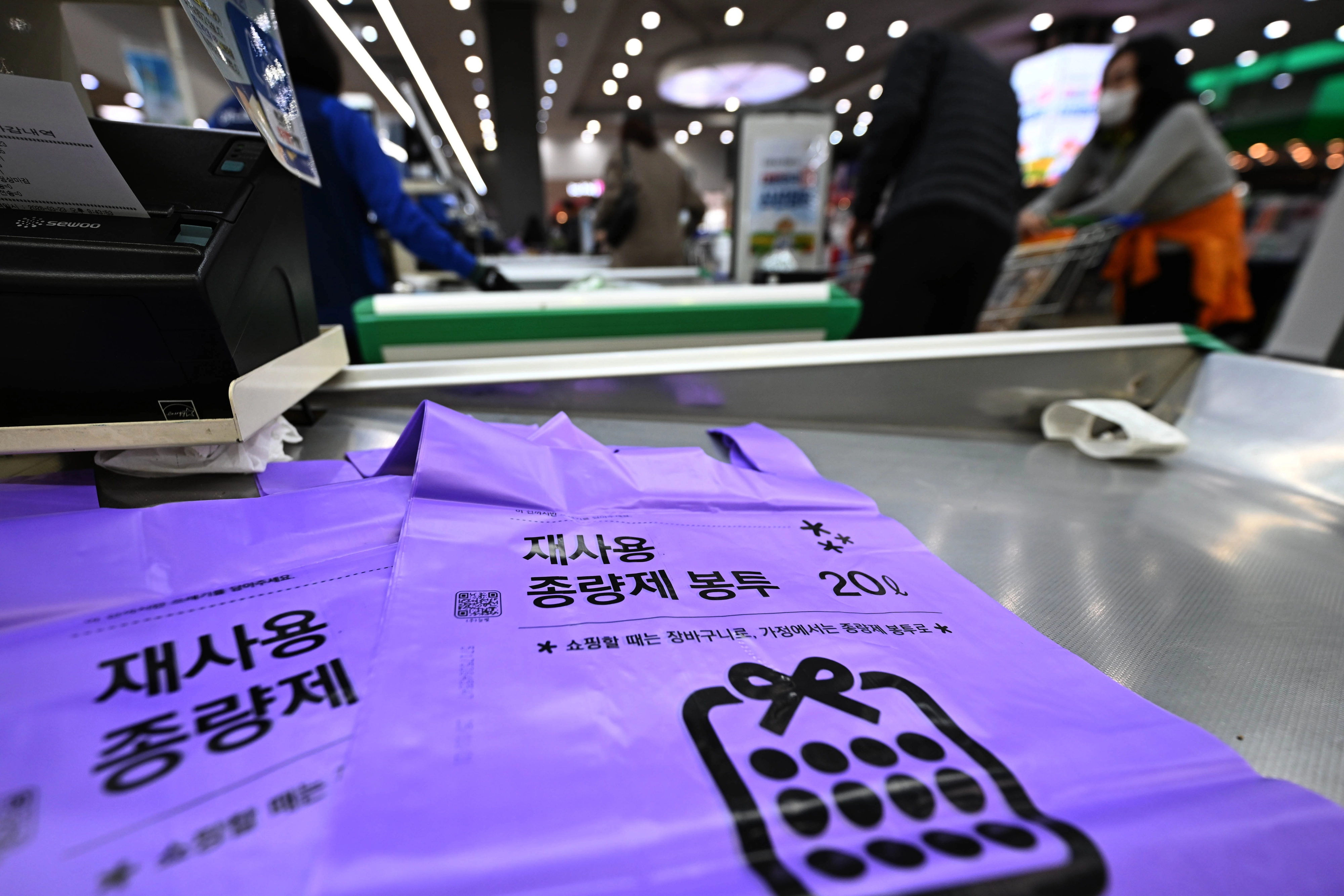 24일 서울시내 한 대형마트에서 시민들이 종량제 봉투를 구매하고 있다. 미국·이스라엘과 이란 간 전쟁 여파로 ‘나프타’ 공급이 불안정해지면서 비닐 수급에 비상이 걸렸다. 비닐의 핵심 원료인 나프타 수급 불안 우려가 이어지면서 소비자들의 종량제 봉투 구매 수요가 급증하고 있다. 2026. 3. 24. 홍윤기 기자