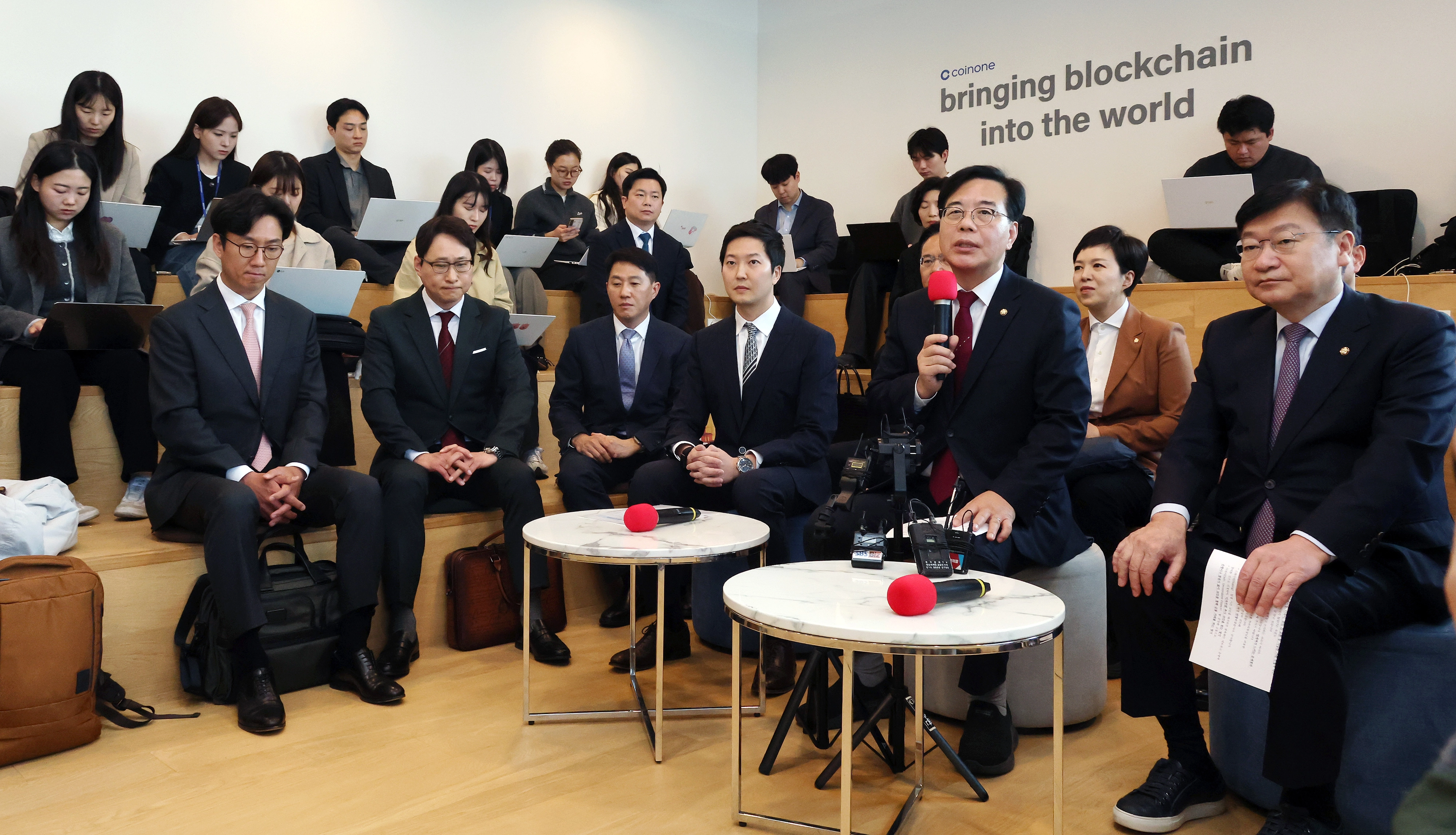 국민의힘 송언석 원내대표가 25일 서울 여의도 파크원 타워에서 열린 디지털자산 과세제도 개선 관련 현장 간담회에서 인사말을 하고 있다. 이날 간담회는 오경석 두나무 대표, 이재원 빗썸 대표, 차명훈 코인원 대표, 오세진 코빗 대표, 최한결 스트리미 부대표 등이 참석했다. 연합뉴스