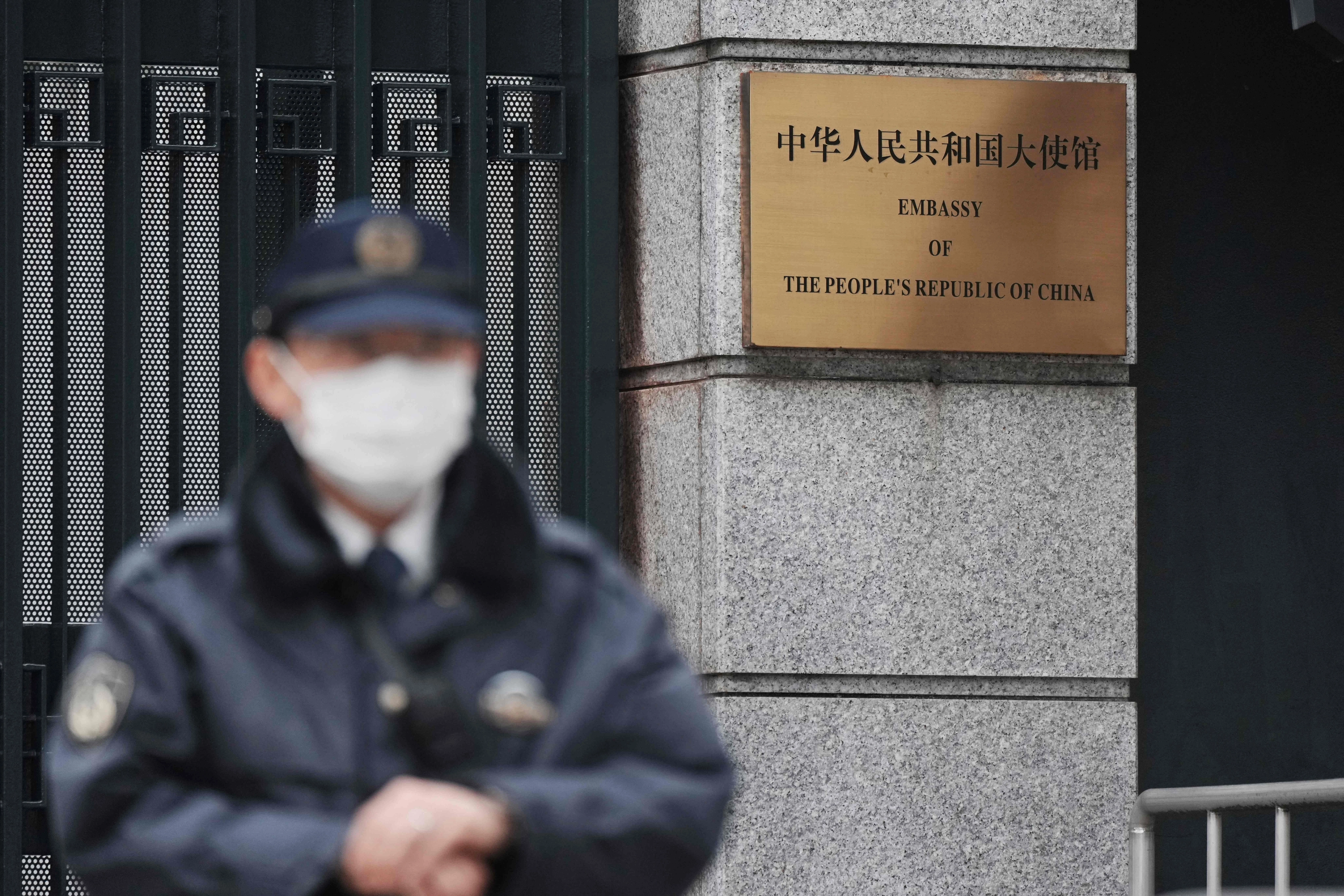 25일 일본 도쿄 주재 중국대사관 입구. 전날 대사관에 무단 침입했다가 체포된 용의자는 일본 육상자위대 현직 장교로 드러났다. 2026.3.25 도쿄 AFP 연합뉴스