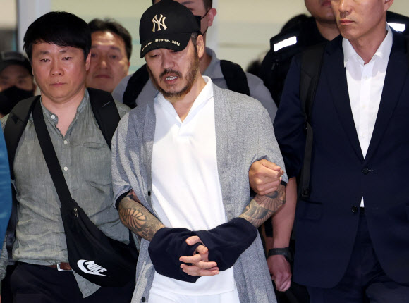 필리핀에서 교민 3명 살해, 탈옥, 국내 마약 유통 등을 일삼으며 ‘마약왕’으로 불리던 박왕열씨가 25일 인천국제공항을 통해 국내로 송환되고 있다. 2026.3.25  연합뉴스