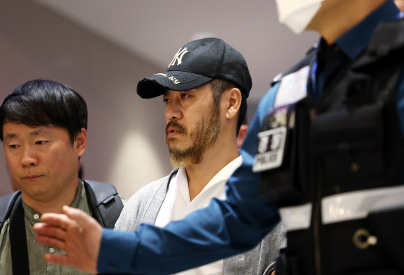 필리핀에서 교민 3명 살해, 탈옥, 국내 마약 유통 등을 일삼으며 ‘마약왕’으로 불리던 박왕열씨가 25일 인천국제공항을 통해 국내로 송환되고 있다. 2026.3.25  연합뉴스