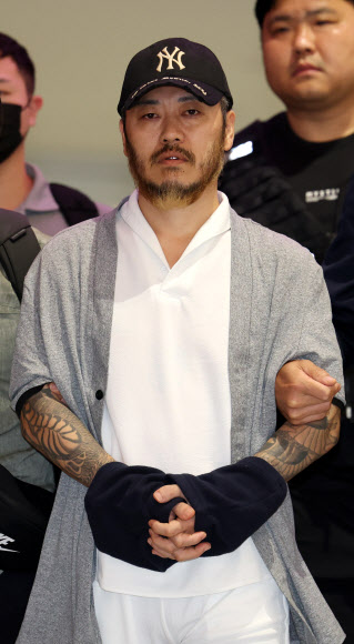 필리핀에서 교민 3명 살해, 탈옥, 국내 마약 유통 등을 일삼으며 ‘마약왕’으로 불리던 박왕열씨가 25일 인천국제공항을 통해 국내로 송환되고 있다. 2026.3.25  연합뉴스