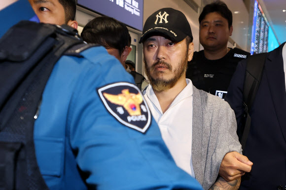 필리핀에서 교민 3명 살해, 탈옥, 국내 마약 유통 등을 일삼으며 ‘마약왕’으로 불리던 박왕열 씨가 25일 인천국제공항을 통해 국내로 송환되고 있다. 2026.3.25  공동취재