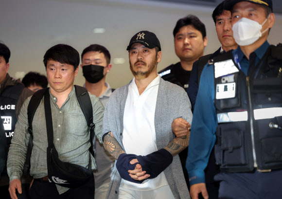 필리핀에서 교민 3명 살해, 탈옥, 국내 마약 유통 등을 일삼으며 ‘마약왕’으로 불리던 박왕열씨가 25일 인천국제공항을 통해 국내로 송환되고 있다. 2026.3.25  연합뉴스