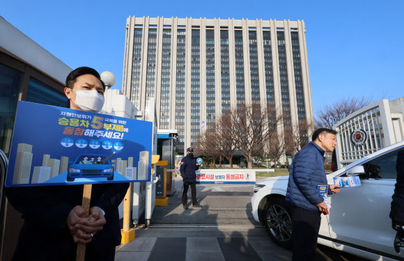 25일 서울 종로구 정부서울청사 입구에서 청사관리소 관계자들이 승용차 5부제 동참 캠페인을 하고 있다. 2026.3.25  연합뉴스