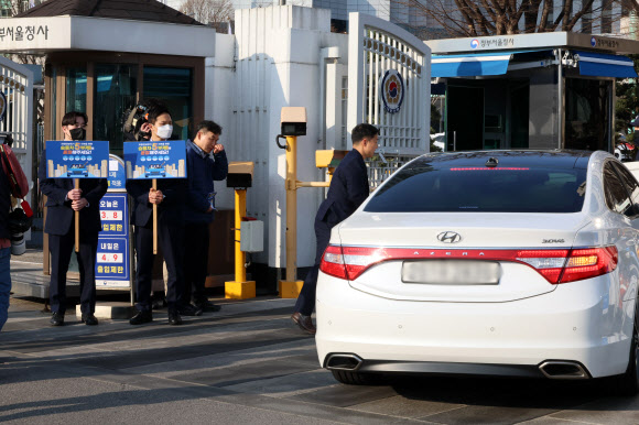 25일 서울 종로구 정부서울청사 입구에서 청사관리소 관계자들이 승용차 5부제 동참 캠페인을 하고 있다. 2026.3.25  연합뉴스