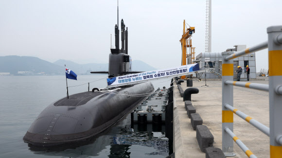 25일 오전 경남 창원시 진해구 진해기지에 도산안창호함(SS-Ⅲ)이 정박해있다. 3000t급 잠수함 1번함인 도산안창호함은 오는 6월 예정된 한국·캐나다 해군 연합협력훈련 참가를 이날 진해기지에서 출항해 캐나다 서부 빅토리아까지 약 1만4000㎞(편도)를 항해한다. 이는 우리나라 잠수함 항해 거리로 역대 최장 기록이다. 2026.3.25  연합뉴스