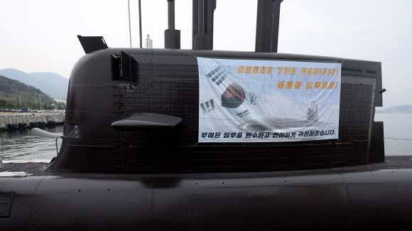 25일 오전 경남 창원시 진해구 진해기지에 도산안창호함(SS-Ⅲ)이 정박해있다. 3000t급 잠수함 1번함인 도산안창호함은 오는 6월 예정된 한국·캐나다 해군 연합협력훈련 참가를 이날 진해기지에서 출항해 캐나다 서부 빅토리아까지 약 1만4000㎞(편도)를 항해한다. 이는 우리나라 잠수함 항해 거리로 역대 최장 기록이다. 2026.3.25  연합뉴스