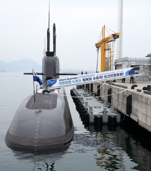 25일 오전 경남 창원시 진해구 진해기지에 도산안창호함(SS-Ⅲ)이 정박해있다. 3000t급 잠수함 1번함인 도산안창호함은 오는 6월 예정된 한국·캐나다 해군 연합협력훈련 참가를 이날 진해기지에서 출항해 캐나다 서부 빅토리아까지 약 1만4000㎞(편도)를 항해한다. 이는 우리나라 잠수함 항해 거리로 역대 최장 기록이다. 2026.3.25  연합뉴스