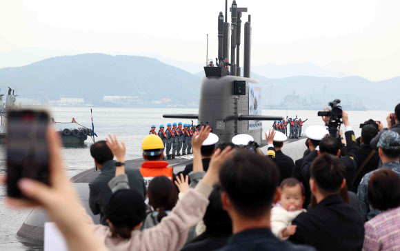 25일 경남 창원시 진해구 해군기지에서 열린 ‘도산안창호함(SS-Ⅲ) 한국·캐나다 연합협력훈련 출항 환송 행사’에서 가족과 지인이 승조원에게 인사하고 있다.      3천t급 잠수함 1번함인 도산안창호함은 오는 6월 예정된 한국?캐나다 해군 연합협력훈련 참가를 위해 대한민국 잠수함 최초로 태평양을 횡단한다. 이날 진해기지에서 출항해 캐나다 서부 빅토리아까지 편도 약 1만4천㎞를 항해한다. 이는 우리나라 잠수함 항해 거리로 역대 최장 기록이다. 2026.3.25  연합뉴스