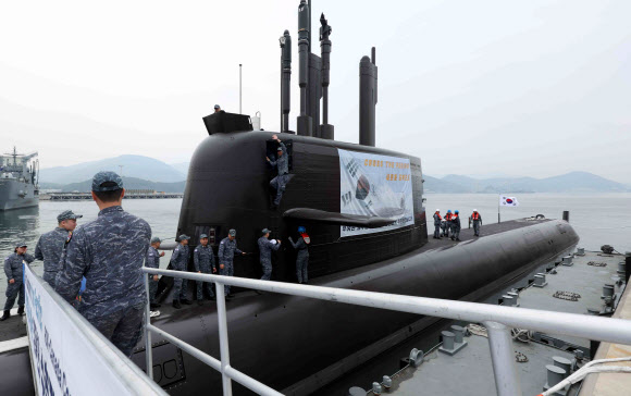 25일 경남 창원시 진해구 해군기지에서 열린 ‘도산안창호함(SS-Ⅲ) 한국·캐나다 연합협력훈련 출항 환송 행사’에서 승조원이 함정에 오르고 있다.     3천t급 잠수함 1번함인 도산안창호함은 오는 6월 예정된 한국?캐나다 해군 연합협력훈련 참가를 위해 대한민국 잠수함 최초로 태평양을 횡단한다. 이날 진해기지에서 출항해 캐나다 서부 빅토리아까지 편도 약 1만4천㎞를 항해한다. 이는 우리나라 잠수함 항해 거리로 역대 최장 기록이다. 2026.3.25  연합뉴스