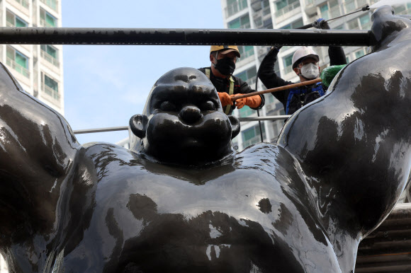 25일 서울 송파구 잠실동 일대에서 관계자들이 올림픽 상징 조형물 세척 작업을 하고 있다. 2026.3.25  연합뉴스
