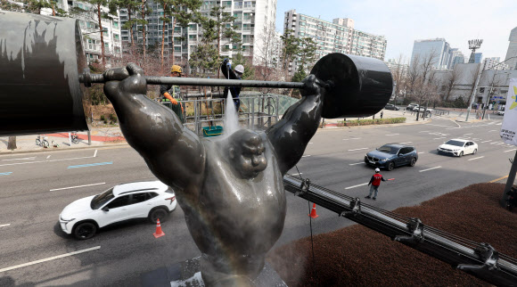25일 서울 송파구 잠실동 일대에서 관계자들이 올림픽 상징 조형물 세척 작업을 하고 있다. 2026.3.25  공동취재