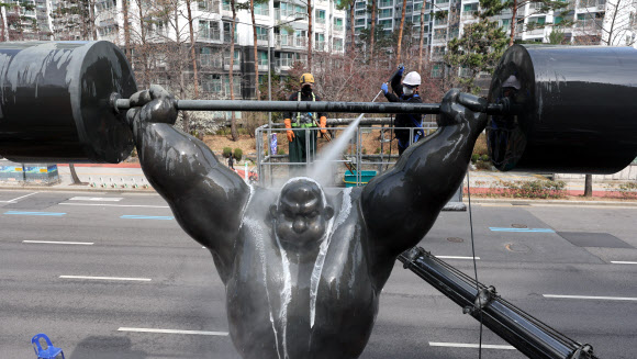 25일 서울 송파구 잠실동 일대에서 관계자들이 올림픽 상징 조형물 세척 작업을 하고 있다. 2026.3.25  공동취재