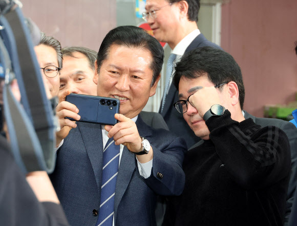 더불어민주당 정청래 대표가 25일 충북 충주시 재래시장인 자유시장을 방문, 한 지지자의 요청에 셀피를 찍고 있다. 2026.3.25  연합뉴스