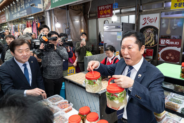 정청래 더불어민주당 대표가 25일 충북 충주시 자유시장을 찾아 김치를 들어보이고 있다. 2026.3.25 뉴스1