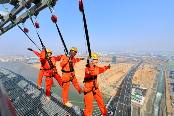 세계 최고 높이 해상교량 전망대인 인천 청라하늘대교(제3연륙교) 전망대의 다음 달 개장을 앞두고 25일 실시된 시설 점검에서 관계자들이 안전 장비를 착용하고 밑이 내려다보이는 외부 공간을 걷는 ‘엣지워크’를 시연하고 있다.  해발 184.2m 높이의 청라하늘대교 주탑 전망대는 ‘세계 최고 높이 해상교량 전망대’로 기네스북에 등재됐으며, 미국 세계기록위원회(WRC)의 인증을 받았다. 시설 이용료는 전망대 1만5천원, 엣지워크(전망대 포함) 6만원으로 인천시민에게는 50% 할인 혜택이 제공된다. 2026.3.25  연합뉴스