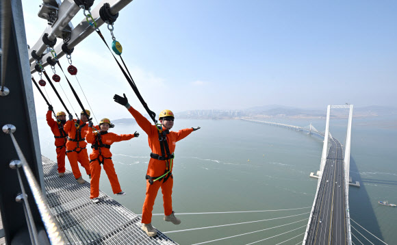 세계 최고 높이 해상교량 전망대인 인천 청라하늘대교(제3연륙교) 전망대의 다음 달 개장을 앞두고 25일 실시된 시설 점검에서 관계자들이 안전 장비를 착용하고 밑이 내려다보이는 외부 공간을 걷는 ‘엣지워크’를 시연하고 있다.  해발 184.2m 높이의 청라하늘대교 주탑 전망대는 ‘세계 최고 높이 해상교량 전망대’로 기네스북에 등재됐으며, 미국 세계기록위원회(WRC)의 인증을 받았다. 시설 이용료는 전망대 1만5천원, 엣지워크(전망대 포함) 6만원으로 인천시민에게는 50% 할인 혜택이 제공된다. 2026.3.25  공동취재
