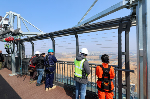 세계 최고 높이 해상교량 전망대인 인천 청라하늘대교(제3연륙교) 전망대의 다음 달 개장을 앞두고 25일 시설 점검이 실시됐다.  해발 184.2m 높이의 청라하늘대교 주탑 전망대는 ‘세계 최고 높이 해상교량 전망대’로 기네스북에 등재됐으며, 미국 세계기록위원회(WRC)의 인증을 받았다. 시설 이용료는 전망대 1만5천원, 엣지워크(전망대 포함) 6만원으로 인천시민에게는 50% 할인 혜택이 제공된다. 2026.3.25  연합뉴스
